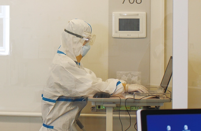 導入事例 防護服でもコミュニケーションがとれる