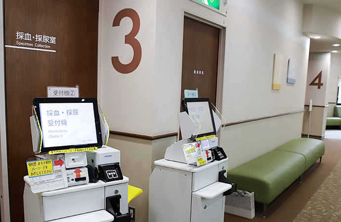 導入事例 亀田メディカルセンター 採血・採尿室の入り口に設置されている受付機