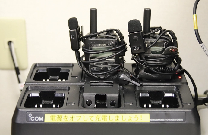 導入事例 亀田メディカルセンター 連結型充電器で充電中のIP無線機