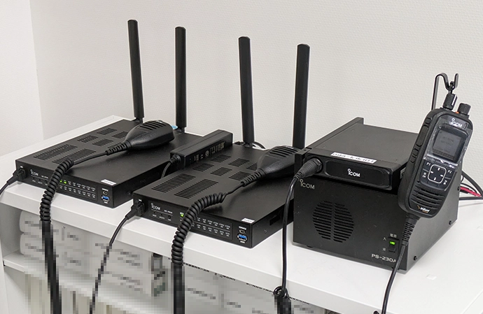 導入事例 RoIPゲートウェイ2台(左)、IC-SAT100M(右)