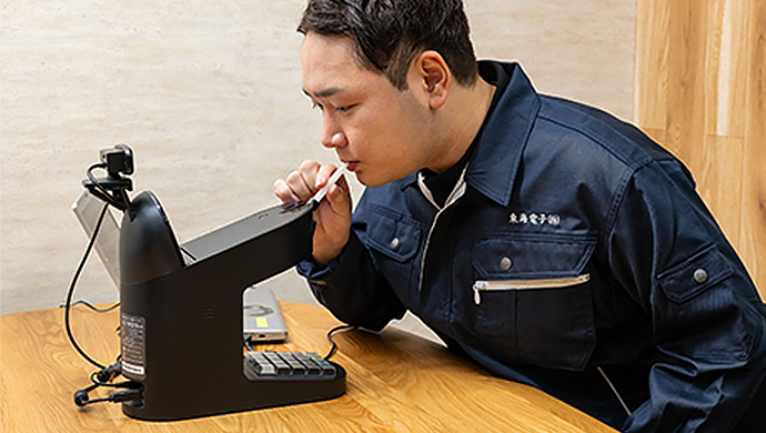 東海電子 アルコール検知器 ALC-PRO Slim マウスピースをくわえ、息を吹き込む