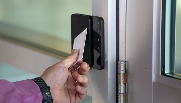 モトローラ AI監視カメラシステム AVIGILON アビジロン 入退室のセキュリティをAIで強化